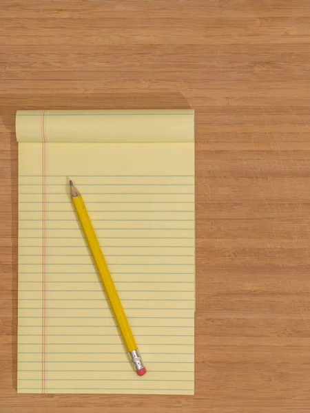 Бамбук бюро, жовтий Pad, олівець — стокове фото