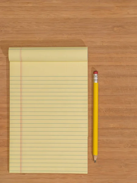 대나무 책상, 노란색 패드, 연필 — 스톡 사진