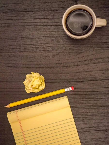 Escritorio, Bloc de notas amarillo, Lápiz, Taza de café — Foto de Stock