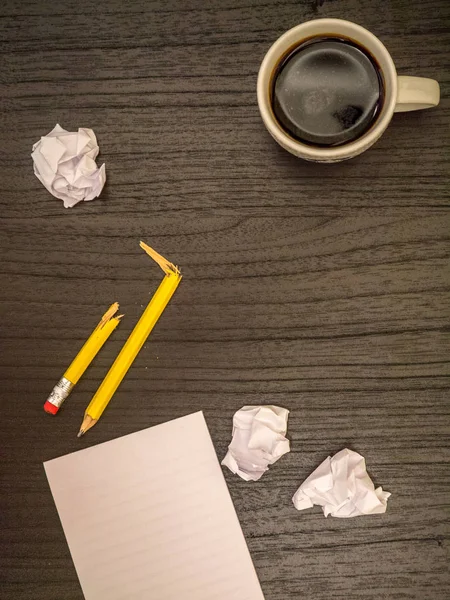 Scrivania, tazza di caffè, matita rotta — Foto Stock