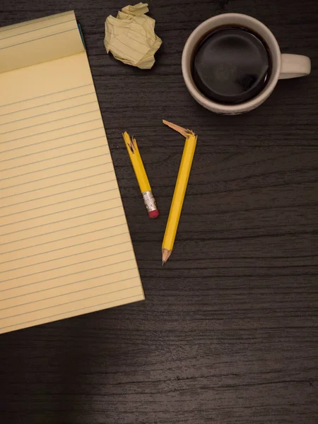 Scrivania, tazza, matita rotta, cuscinetto giallo, spazio copia — Foto Stock