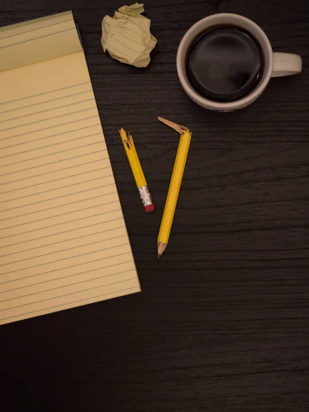 Escritorio, Lápiz roto, Taza de café, Copiar espacio — Foto de Stock