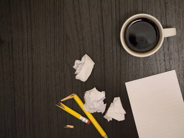 Escritorio, Café, Lápiz roto, Enfadado, Bloc de notas blanco — Foto de Stock