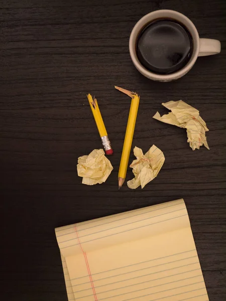 Skrivbordet, Cup, bruten penna, Pad, kopiera utrymme Stockfoto