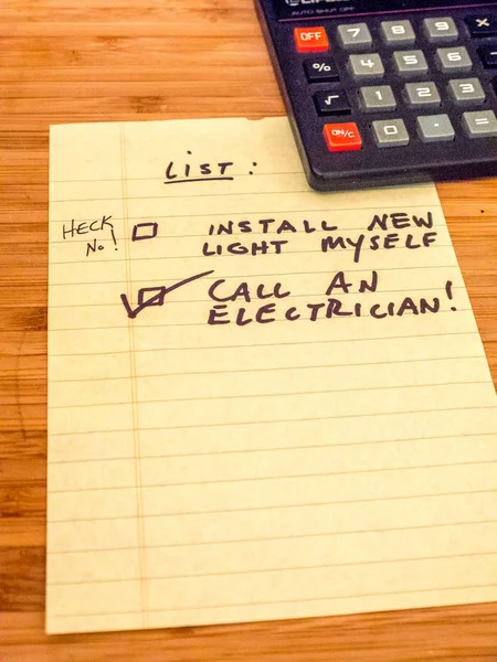 Lista con la calculadora recordando llamar electricista, espacio de copia — Foto de Stock