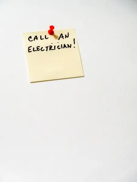 Electricista postear recordatorio en blanco, espacio de copia — Foto de Stock