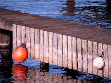 ahşap dock turuncu ve beyaz yüzen, kopya alanı ile
