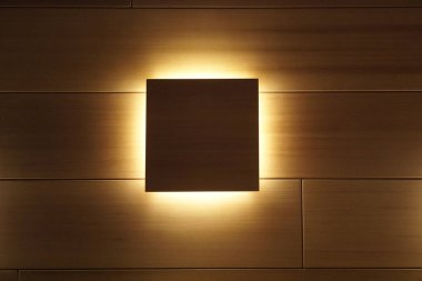 Koyu bir arka planı olan ahşap bir duvar.