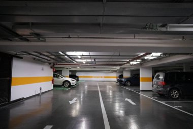 Mart 2020 'nin başında Coronavirus yüzünden Kuzey İtalya' daki Merano, Güney Tirolean şehir otelinde neredeyse boş bir otopark..