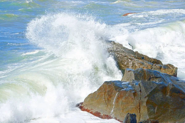 Ondas do mar estão saltando duro em rochas . — Fotografia de Stock