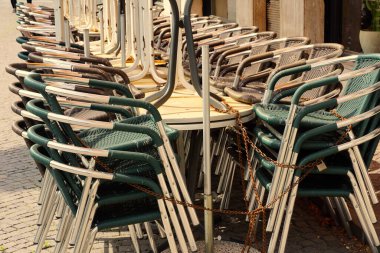 Bir restoranın masa ve sandalyeleri birbirine zincirlenmiş. İtalya, Merano 'da son günlerini evde geçirdiler..