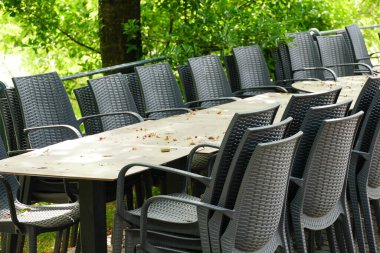 Güney Tyrol, Merano 'daki İtalyan restoranları COVID-19 nedeniyle hâlâ kapalı. Sandalyeler ve masalar üst üste dizilip birbirine zincirlenmiş. Koronavirüs salgını yüzünden ameliyat yok..