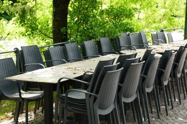 Güney Tyrol, Merano 'daki İtalyan restoranları COVID-19 nedeniyle hâlâ kapalı. Sandalyeler ve masalar üst üste dizilip birbirine zincirlenmiş. Koronavirüs salgını yüzünden ameliyat yok..