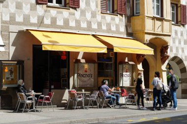 COVID-19 yüzünden kısıtlamaların ikinci aşaması. Merano, Güney Tyrol, İtalya 'daki bazı restoranlar şimdiden açıldı. Masalara maske takan ya da plastik bölme takan misafirler....