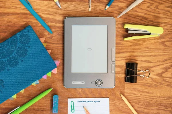 Eğitim. Mesafe öğrenme. E-kitap okuyorum. Elektronik mürekkep. Evden çalışıyorum. Merkez ofis. Covid-19 salgını ile ilgili sosyal mesafeli kavramlar. Güvenlik ve sağlık. Uzaktan kumanda. Hükümet politikası çözümü.