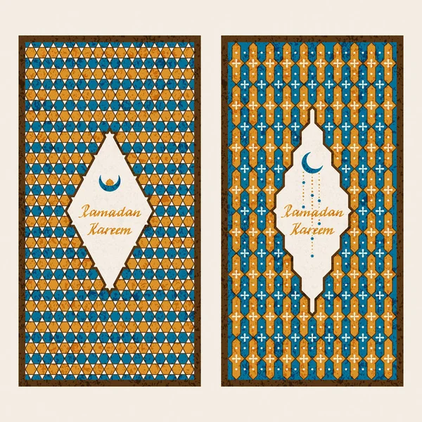 Conjunto vetorial com duas cartas com padrão árabe tradicional e palavras desenhadas à mão Ramadan Kareem e uma lua —  Vetores de Stock