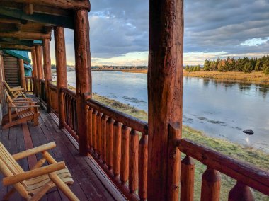 Idaho, ABD 'deki Island Park' taki Henry 's Fork' ta güneş doğuyor.