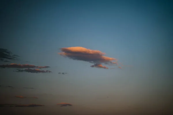 Окрашенные облака на закате — стоковое фото
