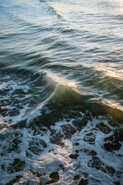 Dalgalar, desenler, güzel şekiller ve okyanus dokuları.