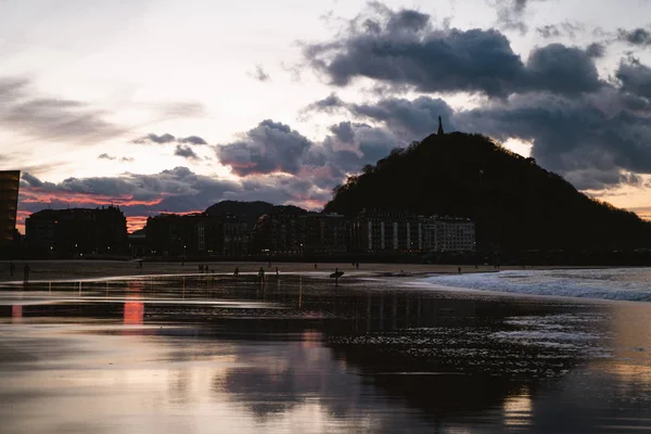 San Sebastian 'daki Zurriola Sahili' ne çarpıcı bir hava yansıyor.