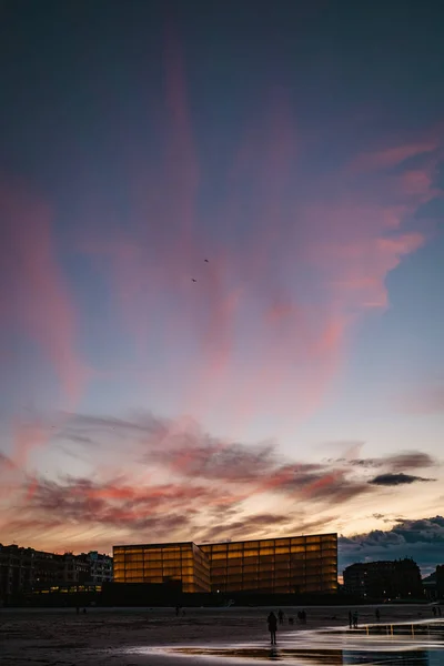 Nubes de color rosa en el cielo de San Sebastián después de la puesta de sol — Foto de Stock
