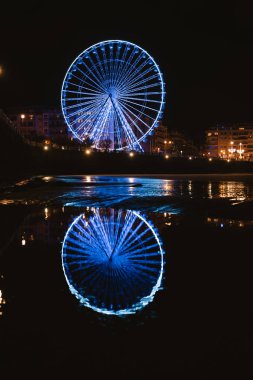 San Sebastian 'ın dönme dolabında ışıklar açık.