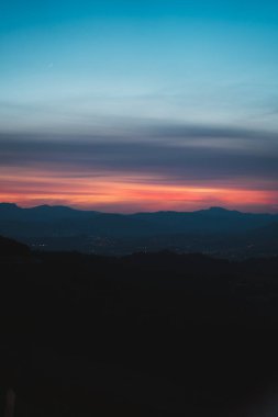 Akşam karanlığında Bask kırsalının siluetleri