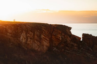 Bask ülkesindeki bir uçurumun kenarındaki bilgi panosu.