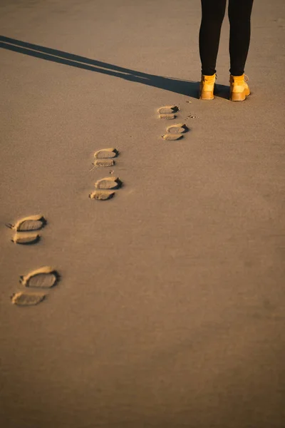 Footsteps Sand Leading Girls Feet — Stock Photo, Image