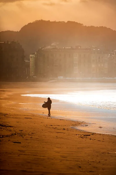 Silueta Surfista Caminando Una Playa Vacía Durante Hora Dorada — Foto de Stock