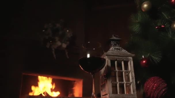 Verre Vin Rouge Avec Chandelier Bois Tient Sur Table Devant — Video