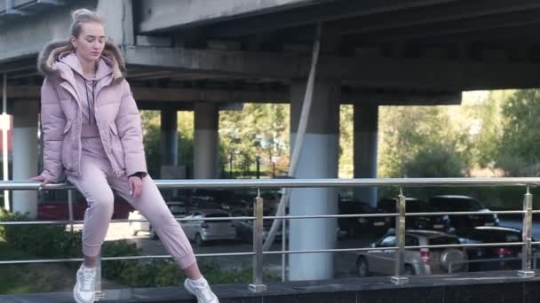 Güz Ceketli Kapüşonlu Beyaz Bir Kız Köprünün Altındaki Otoparkın Arka — Stok video