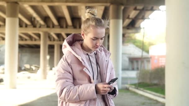 Junges Schönes Mädchen Heller Sportbekleidung Jacke Mit Kapuze Enthält Musik — Stockvideo
