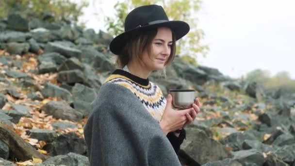 Giovane Bella Ragazza Cappello Nero Siede Fresco Giorno Autunno Dalla — Video Stock