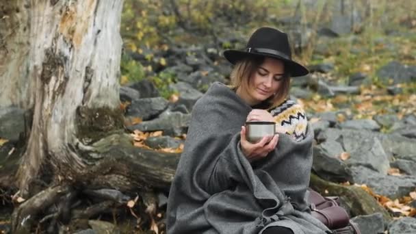 Portrait Beautiful Woman Black Hat Sitting Rocks Cool Autumn Day — 비디오