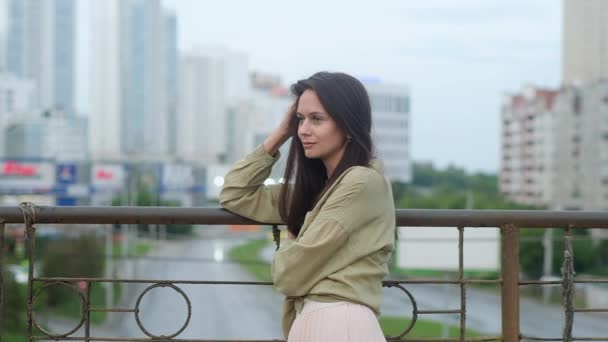 Retrato Uma Menina Bonita Adulta Com Cabelo Preto Longo Uma — Vídeo de Stock