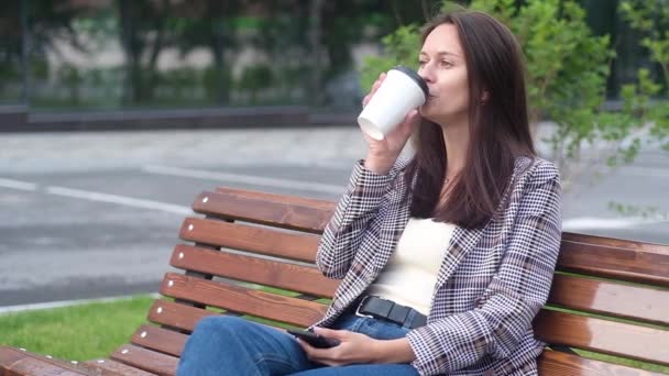 Menina Adulta Sentada Banco Mulher Está Segurando Copo Papel Café — Vídeo de Stock