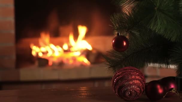 Pequeño Árbol Navidad Con Decoraciones Encuentra Mesa Sobre Fondo Una — Vídeos de Stock