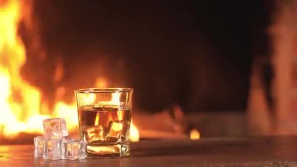 Whisky Con Hielo Para Fiesta Diversión Fondo Chispas Brillantes Llama — Vídeos de Stock