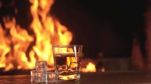 Slow Motion Shot Whiskey Och För Fest Mot Bakgrund Brinnande — Stockvideo