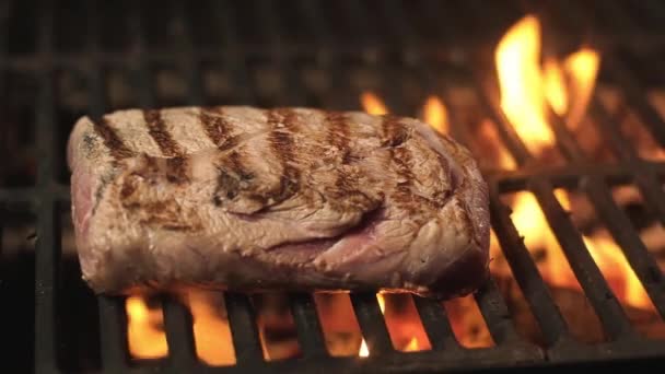 Saftig Gegrilltes Fleisch Mit Streifen Auf Einem Heißen Grill Über — Stockvideo