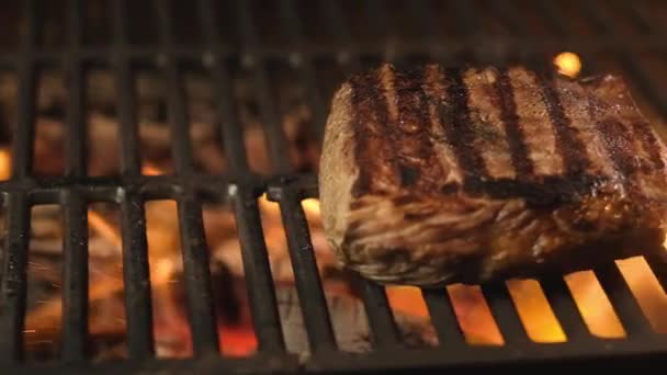 Plan Panoramique Morceau Juteux Viande Frite Avec Belles Rayures Sur — Video