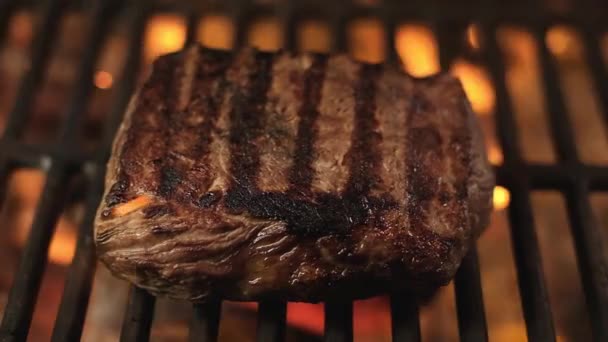 Sappig Stuk Gebakken Vlees Met Mooie Strepen Hete Grill Een — Stockvideo