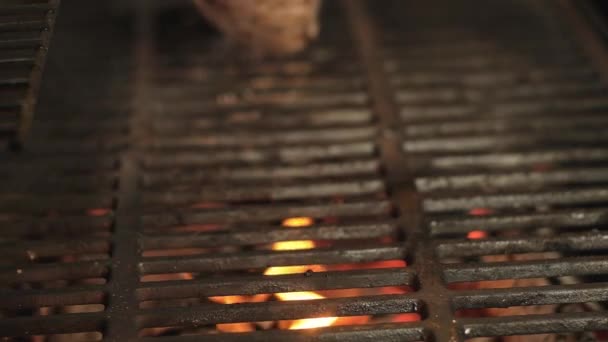 Kok Maakt Een Sappig Stuk Rauw Vlees Een Hete Grill — Stockvideo