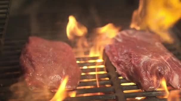 Dwa Soczyste Kawałki Surowego Mięsa Pieczone Gorącym Grillu Nad Otwartym — Wideo stockowe