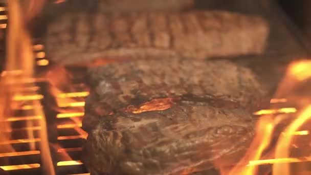 Carne Grelha Pedaços Suculentos Carne Com Belas Listras São Fritos — Vídeo de Stock