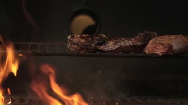 Matlagning Kött Grillen Saftiga Köttbitar Med Vackra Ränder Steks Varm — Stockvideo