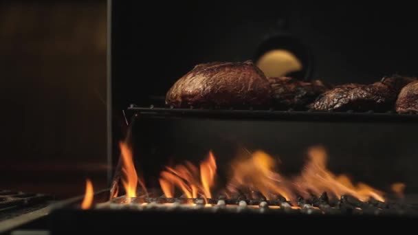 Lento Movimento Cozinhar Carne Grelha Bifes Suculentos Com Belas Listras — Vídeo de Stock