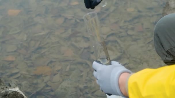 生物技术专家将河水倒入试管进行细菌学分析 摇以确定污染情况 干净的星球关心这个世界 关门了 — 图库视频影像