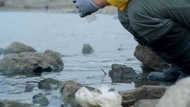 Експерт Еколог Респіраторі Жовтий Плащ Приймає Пробірку Води Міської Річки — стокове відео